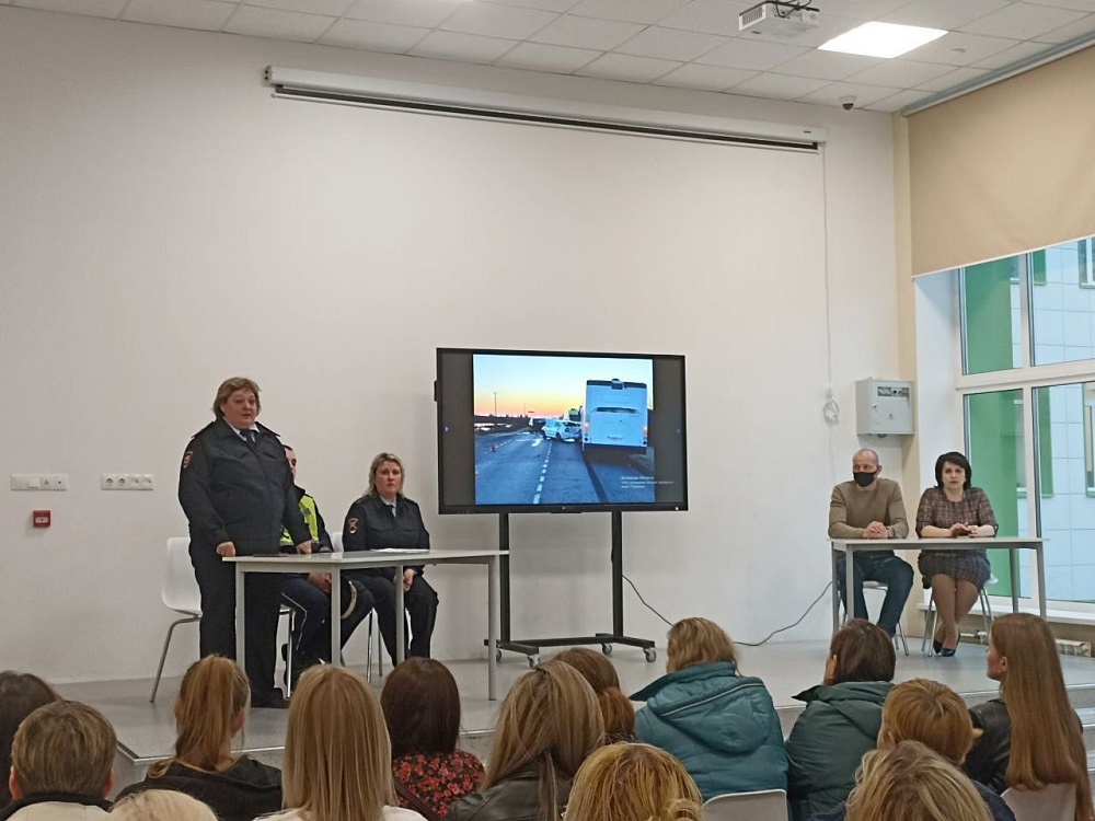 Сотрудники УМВД России «Серпуховское» приняли участие в общешкольных родительских собраниях